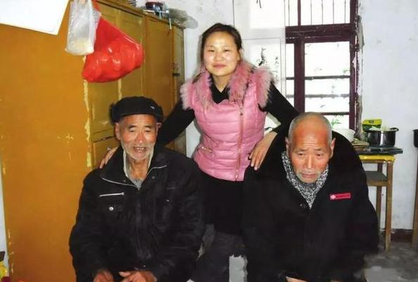 1988年安徽光棍兄弟收养女弃婴，34年后女孩仍单身：要嫁就一起嫁