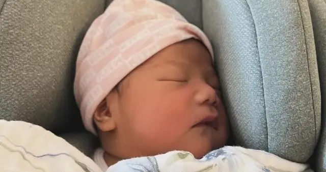 31岁港姐在上海平安生女，女儿样子像父亲好乖巧，母女已出院回家