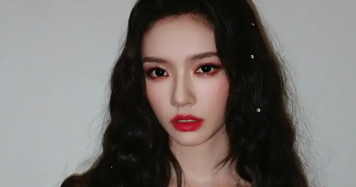 林允爸爸妈妈喝喜酒被偶遇，看起来很朴实，带着一个可爱的小女孩