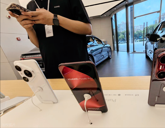 全球霸唱！華為頂流旗艦在迪拜發布，野性逐漸瘋狂