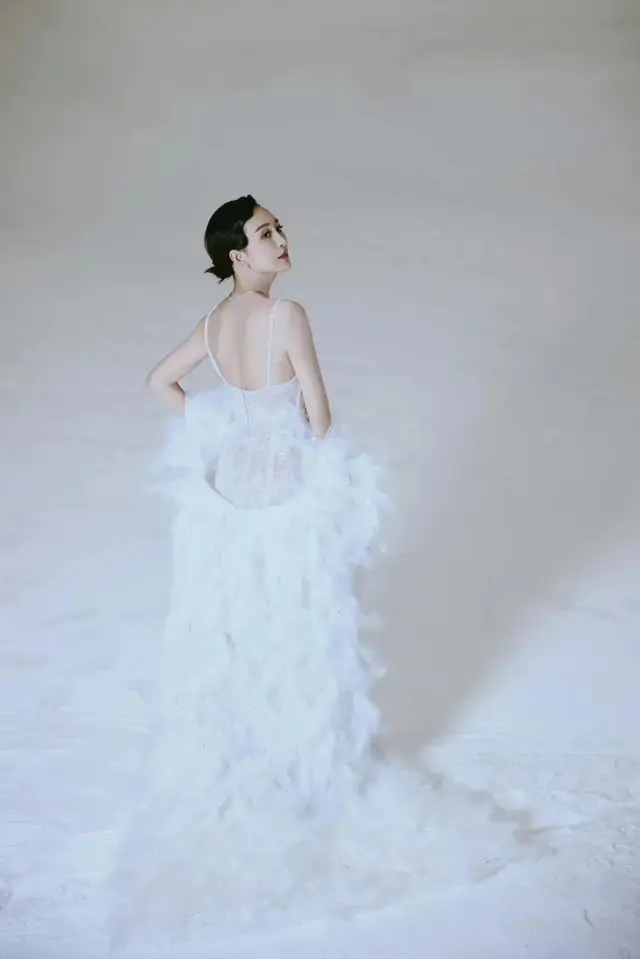 王鸥—羽毛吊带裙，白天鹅一样的美！