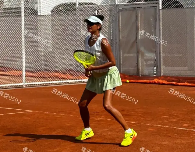 天啊，瞿颖怎么晒成老抽色？难怪她自我调侃跟红土场地融为一体了