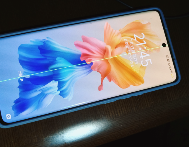 手机屏幕出现绿线，是换屏呢？还是换新机？你怎么看