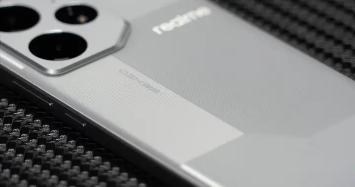 真我“不講武德”，天璣9300+手機跌至1819元，極窄直屏+7000mAh