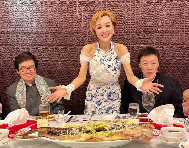 58岁叶子楣请明星朋友吃大餐，穿着青花瓷裙子，整个人瘦到显病态