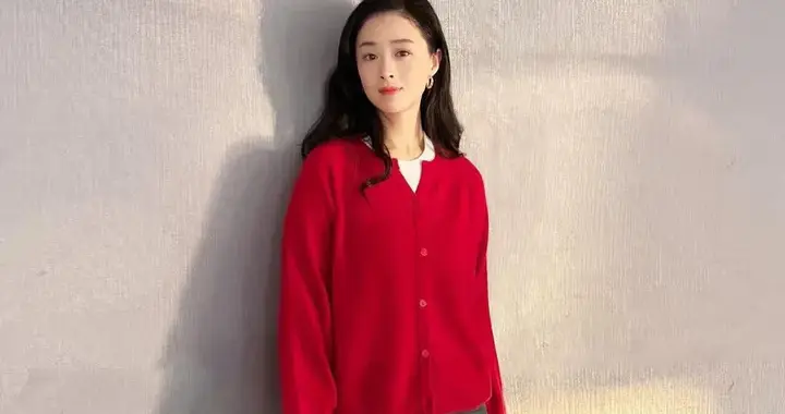 41岁蒋欣减肥成功后美得惊艳！红色针织衫+白T+牛仔裤 时髦又高级