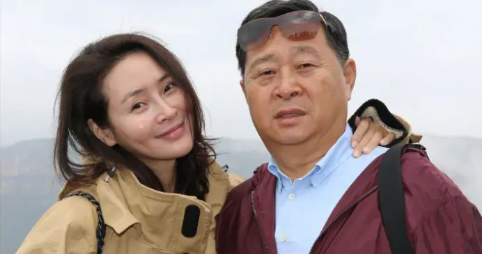 她是唯一给文章送花篮的演员，嫁普通人生俩娃，今43岁被宠成宝