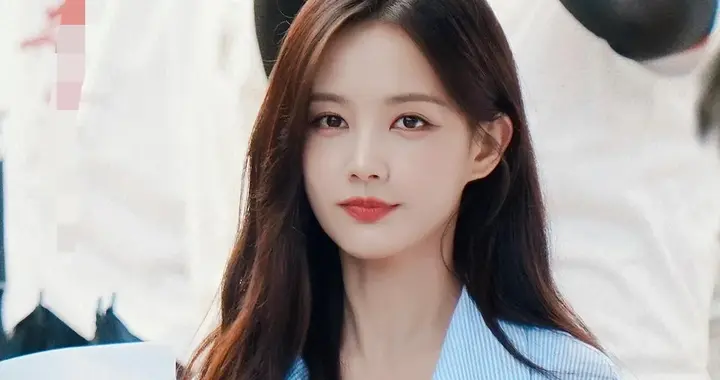 李一桐真是穿搭高手！蓝色条纹外套+白T+牛仔裤，休闲减龄又时髦