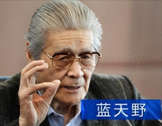 白天演员，晚上间谍，隐姓埋名75年，94岁的“姜子牙”传奇一生