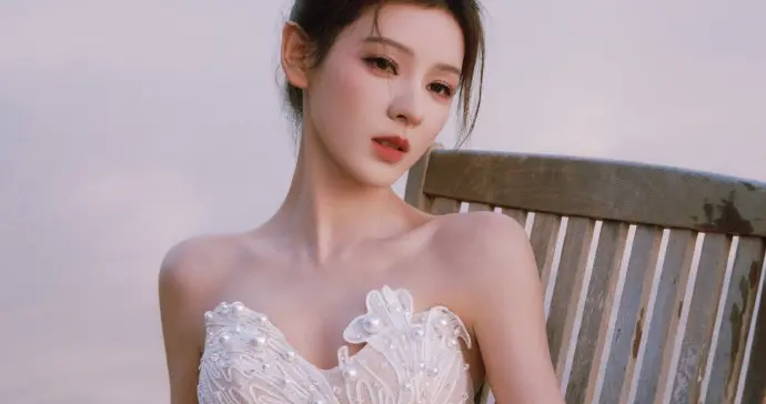 张予曦今日份白色抹胸裙写真，好漂亮的新娘子