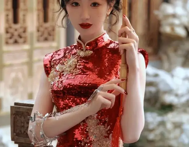 毛晓彤2025蛇年新年壁纸