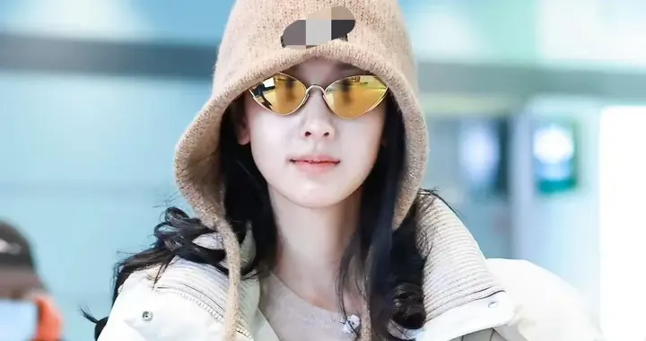 陈都灵机场私服真时髦！长款羽绒服+驼色针织衫+阔腿裤 简约又高级