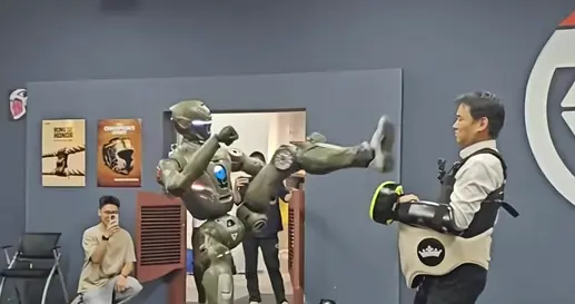 眾擎T800人形機器人一腳把自家CEO踹翻在地：多少帶了點私人恩怨