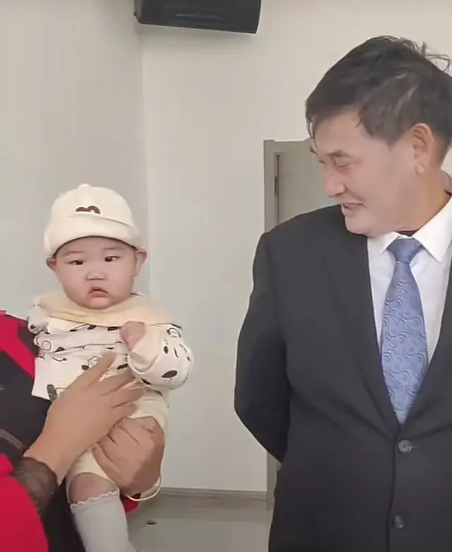 朱小伟陈萌一家三口同框回老家团聚！大衣哥乐开花，国庆商演不断