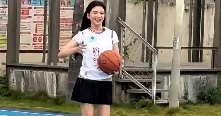 47岁刘涛穿迷你短裙扎公主头打篮球，端庄优雅，状态身材真不错