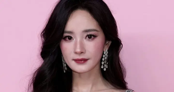 杨幂大秀生图好真实！初老痕迹明显，网友感叹别营销少女感审美了