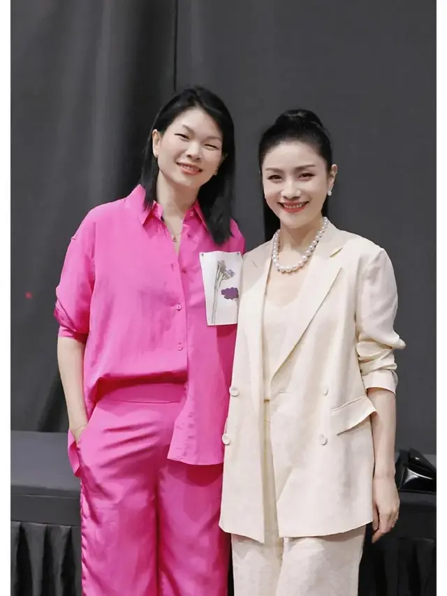 胡可回归职场都变漂亮了，高马尾配西装又美又飒，人明显更自信！