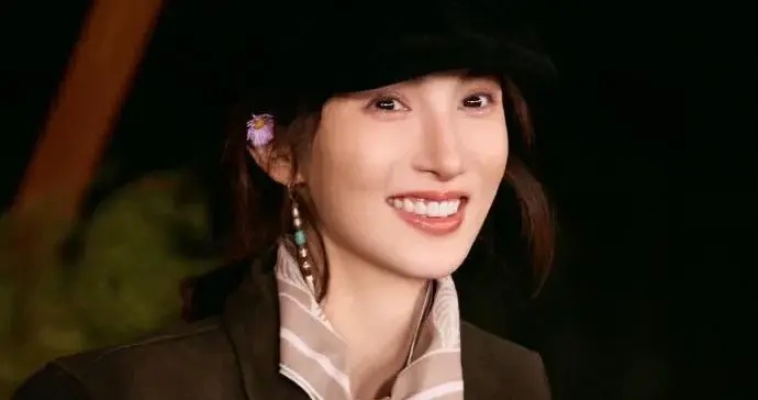 34岁金晨增肥后像换了个人！穿棕色外套+针织长裤，时髦又高级！