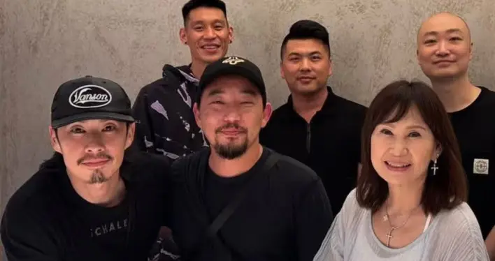 吴建豪和朋友在家里聚餐，70岁妈妈罕见露面，母子俩骨相都很抗老