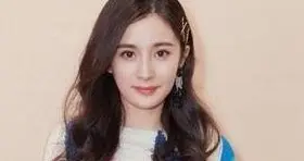 杨幂穿睡衣回国引热议：是随性真我，还是明星特权？