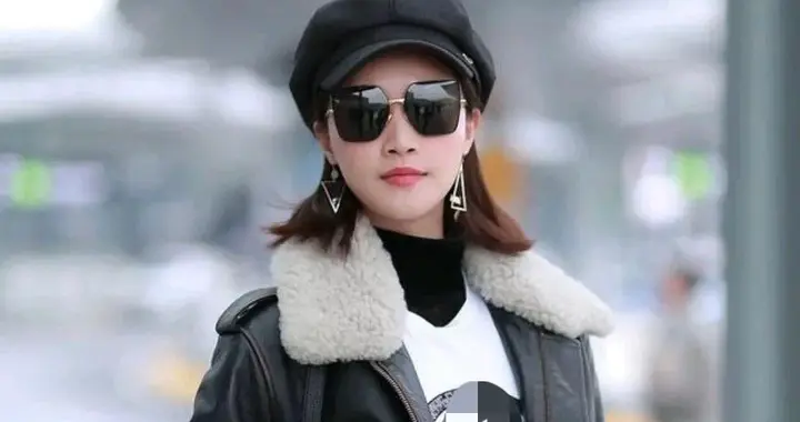 蓝盈莹不愧是穿搭高手！黑色毛领皮衣+印花T+阔腿裤，洋气又高级