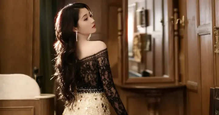 关晓彤，黑色蕾丝边一字肩穿搭，越来越有韵味了