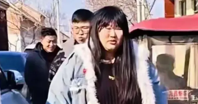 大衣哥女儿女婿初二回门，大衣嫂含泪相迎，朱雪梅邋遢造型被吐槽