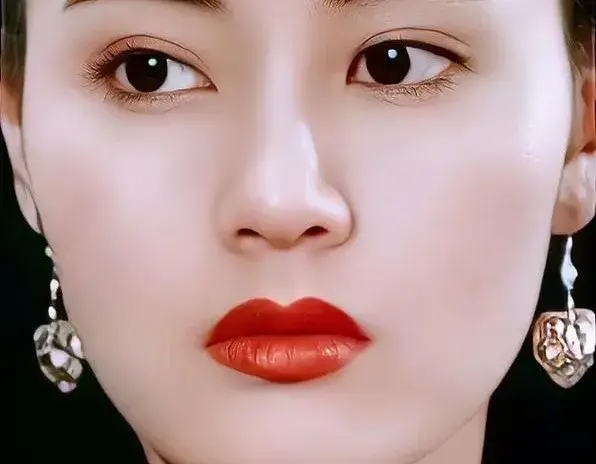 李嘉欣：香港娱乐圈的璀璨传奇