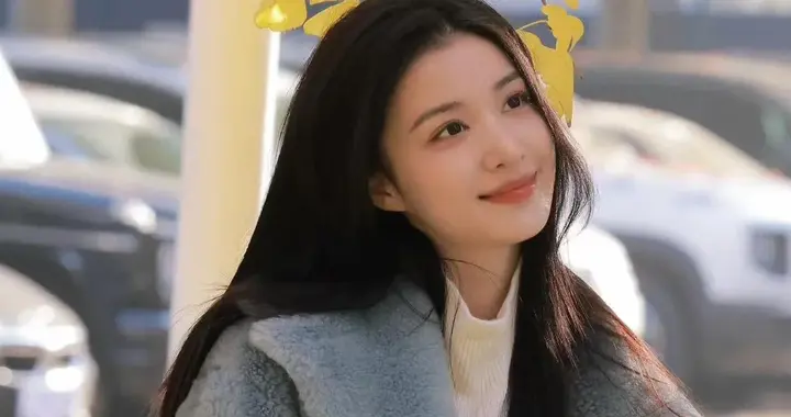 王楚然的气质真是出挑！穿蓝色羊羔毛大衣+白色阔腿裤 简约又时髦