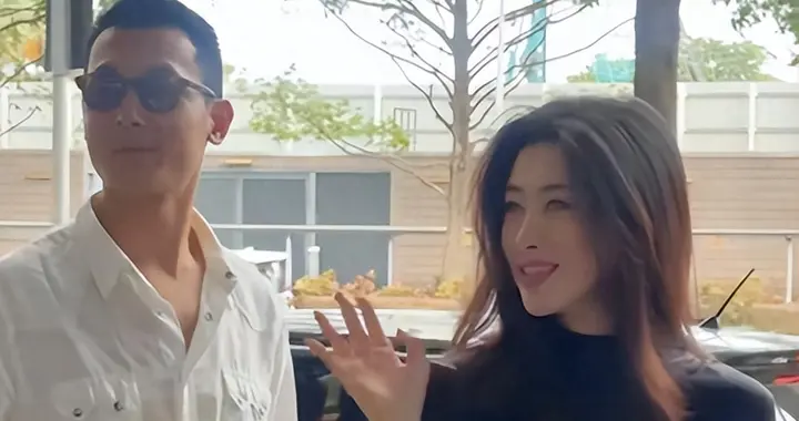 朱珠和老公在新加坡路边等车，她的老公身材高大，长相英俊。