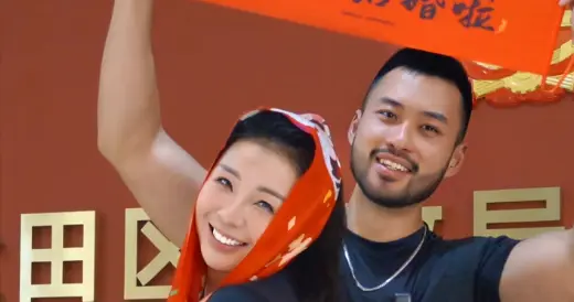 央视主持人官宣领证并怀孕，丈夫是圆脸络腮胡男子，粉丝直呼反对