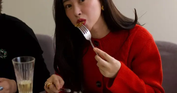 朱珠在家做饭过平安夜，食材全网购！很会过日子，女儿吃一盘牛排