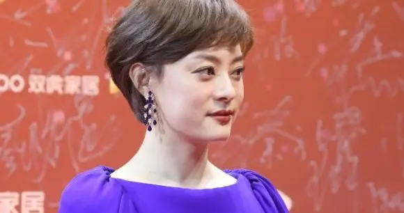 43岁孙俪和46岁章子怡同框，一个脸肿一个瘪嘴，皮相骨相差别明显