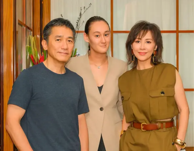 刘嘉玲给助理Lisa过生日，她穿卡其色连衣裙美，她搂着梁朝伟很甜