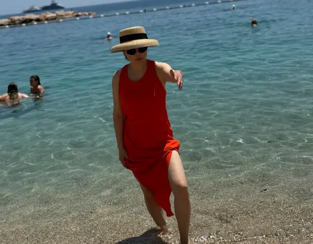 53岁袁立地中海游泳，她又美又自由，频繁更新动态但表示不会带货