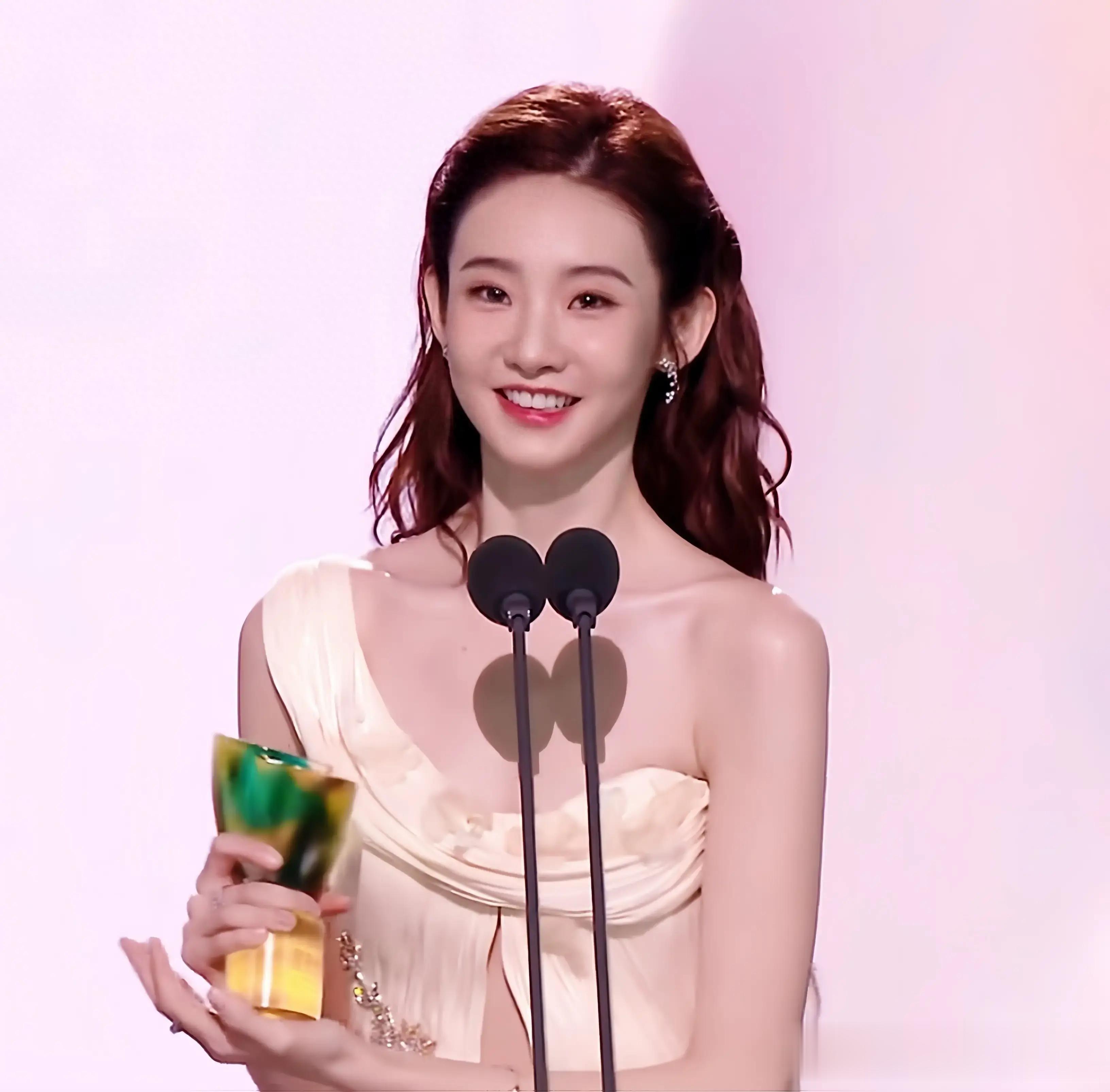 笑晕了！2025星光大赏名场面，时代峰峻一晚上倒闭了三次