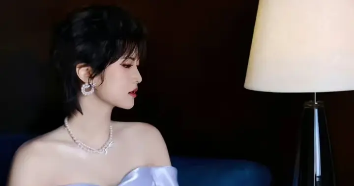 华为二公主姚安娜，身着“浮光锦”冲上热搜！美 到让人窒息！