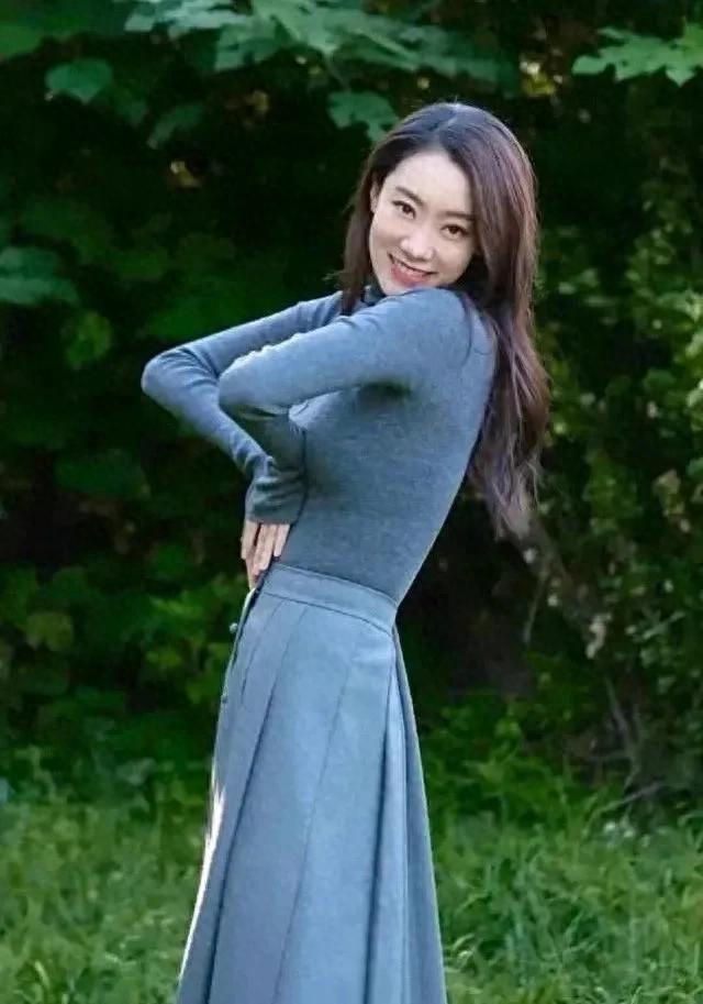 张小斐重新定义35+身材！紧身造型线条流畅，没有一丝多余