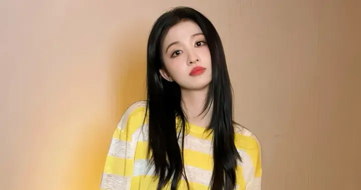 王楚然私服穿搭真时髦！黄色条纹上衣+卡其裤，休闲随性又减龄！