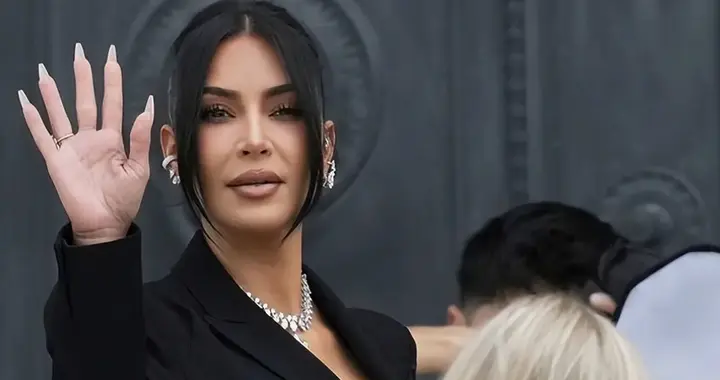 巴黎庆生晒百万爱马仕！金?卡戴珊抱怨母亲，网友：太矫情