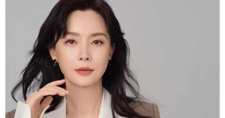 陈数分享最新西装写真，慵懒微卷发配咖色套装尽显优雅