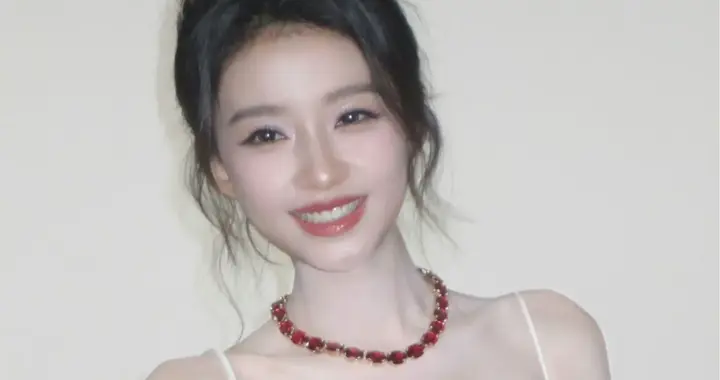 孙怡，甜美红裙。