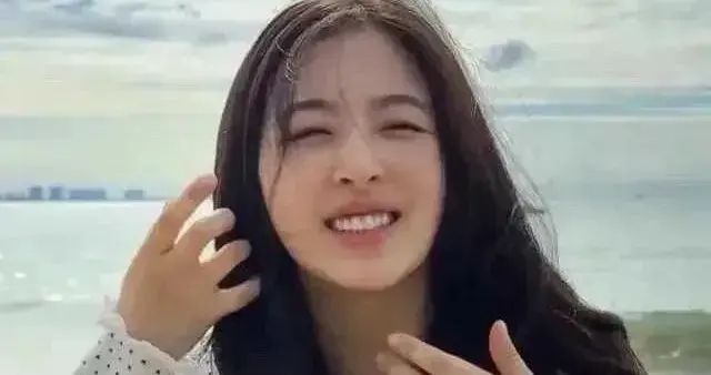 张含韵素颜也太甜了吧！软萌气质拉满，娇俏又可爱，甜度超标啦～ ???