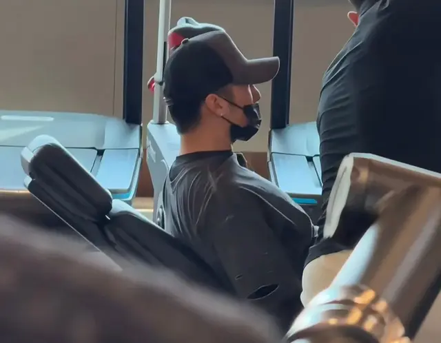 44岁谢霆锋现身北京，一个人去健身，包裹严实，看起来壮硕了好多