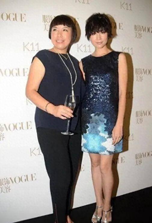 董洁断崖式衰老了吗？离开滤镜很沧桑，锅头搭配亮片裙太老气