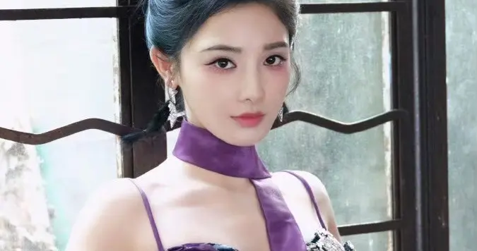 彭小苒紫色旗袍韵味十足