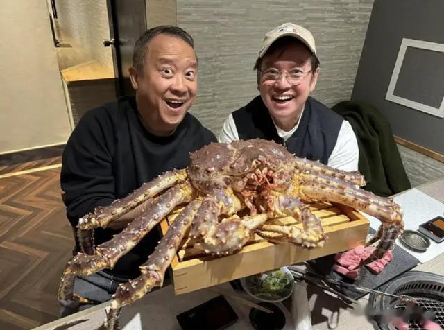 74岁谭咏麟在日本，和曾志伟大吃大喝，去吃帝王蟹，花钱毫不手软