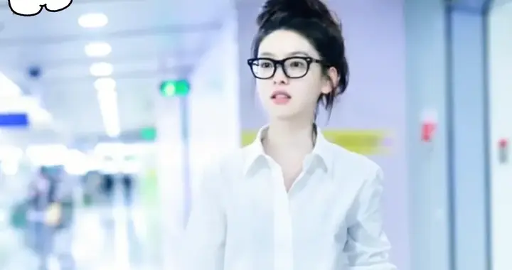 章若楠机场造型出奇招，头发松散，穿着随性，网友：被硬控了