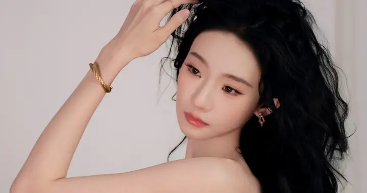 张艺凡浅绿抹胸连衣裙，春天的味道