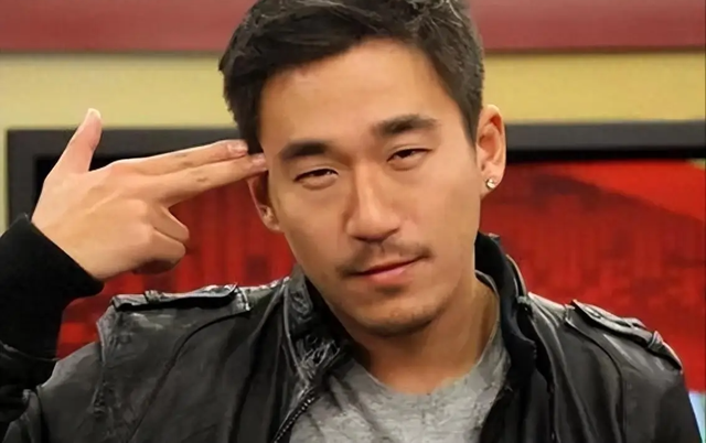 自甘堕落！张默定居泰国、高调炫富，父亲张国立根本管不住